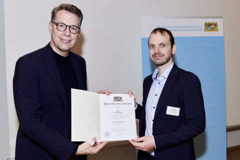 Übergabe des Preises durch den Bayerischen Staatsminister für Wissenschaft und Kunst Markus Blume (Foto: © StMWK/Thomas Riese).